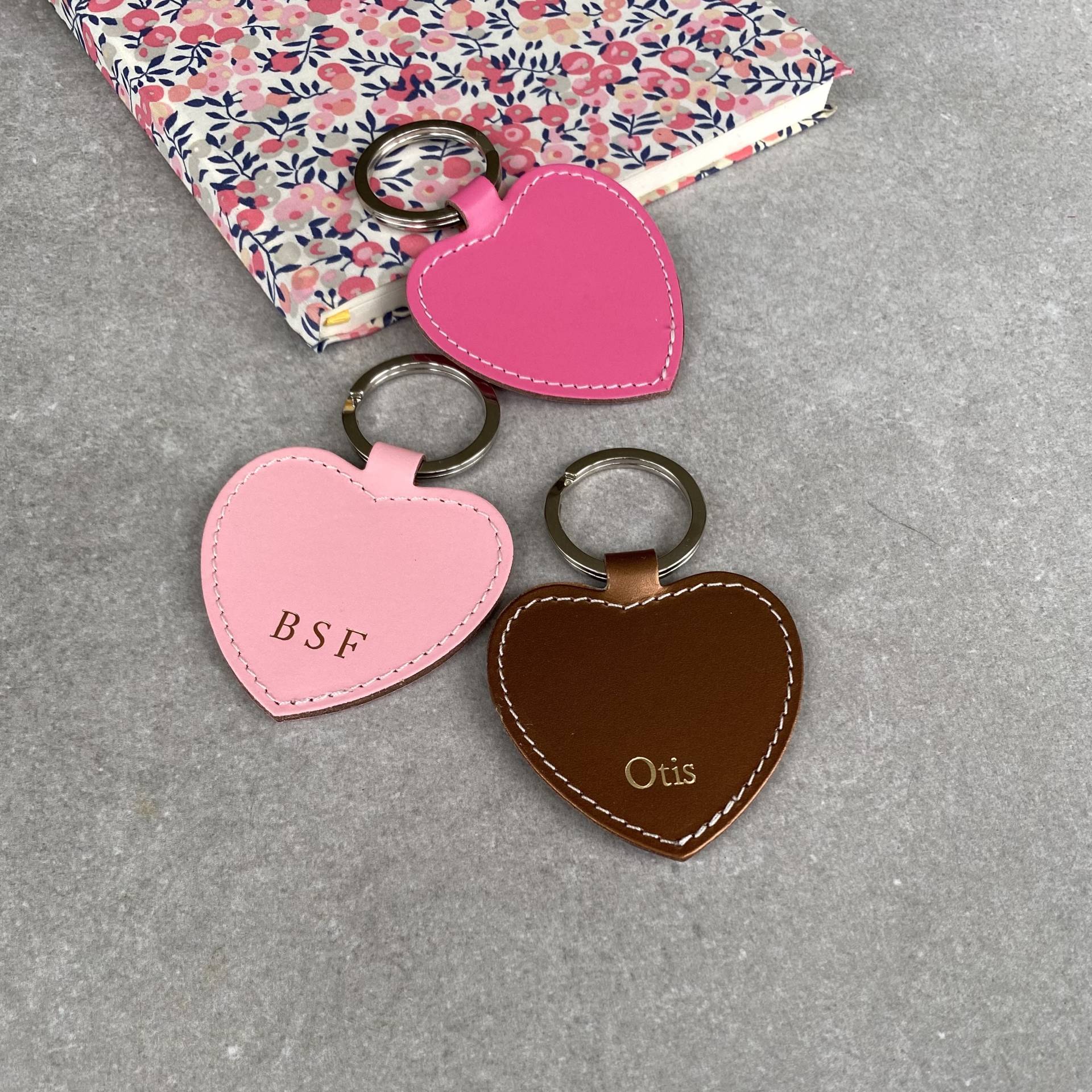 Herzliche Erinnerung Personalisierter Herz-Schlüsselring Aus Recyceltem Leder Herzliche Erinnerung Personalisierter Herz-Schlüsselring Aus Recyceltem Leder von UndercoverUK