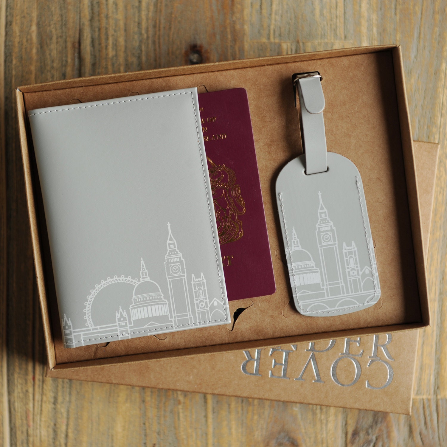 London Skyline Passhülle Und Gepäckanhänger Aus Leder London Skyline Passhülle Und Gepäckanhänger Aus Leder von UndercoverUK