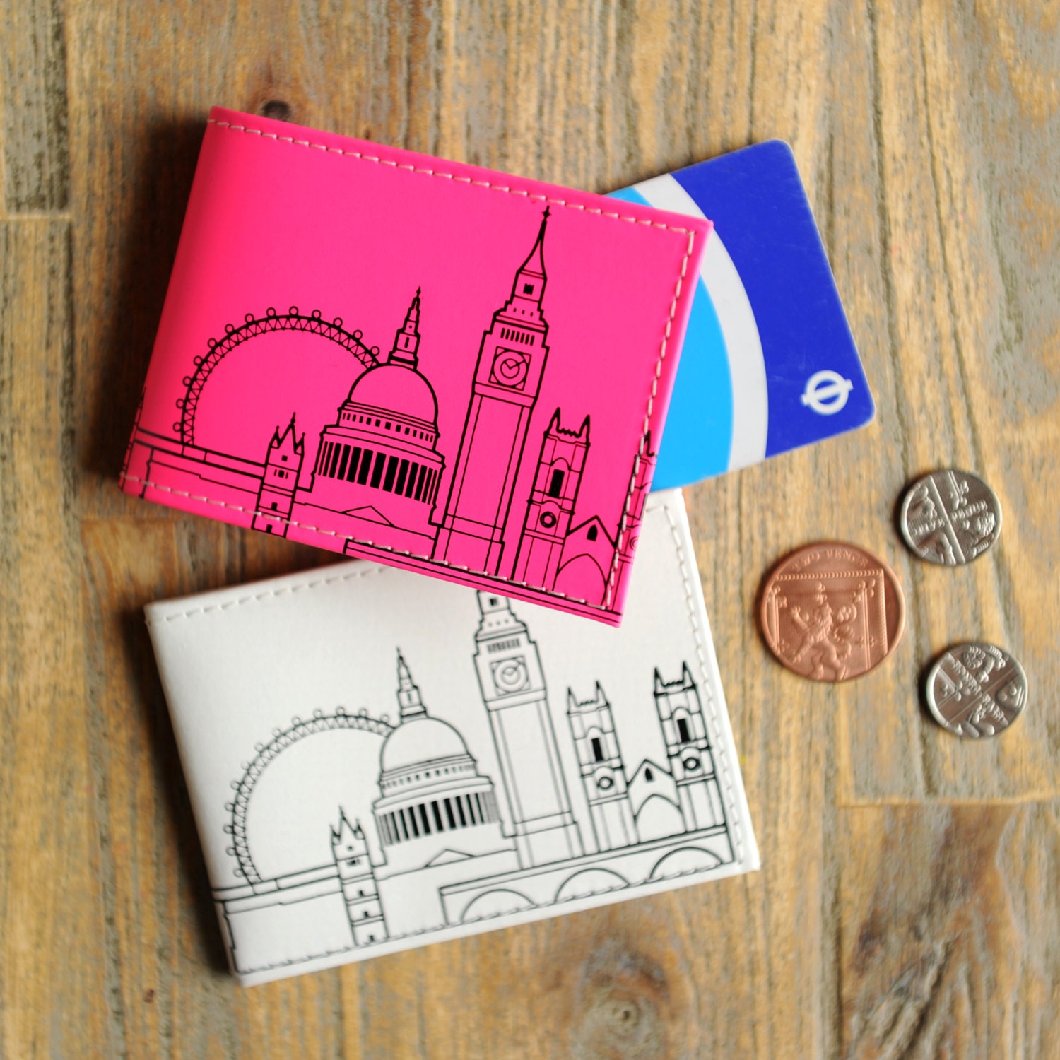 London Skyline Reisekartenhalter Aus Recyceltem Leder London Skyline Reisekartenhalter Aus Recyceltem Leder von UndercoverUK