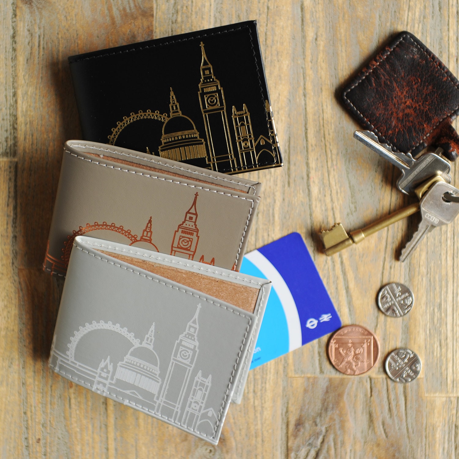 London Skyline Reisekartenhalter Aus Recyceltem Leder London Skyline Reisekartenhalter Aus Recyceltem Leder von UndercoverUK