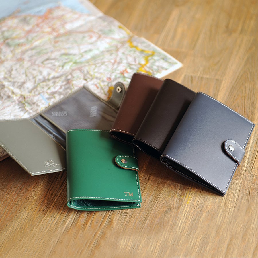 Personalisierte Passhülle Aus Recyceltem Leder - Druckknopfverschluss Personalisierte Passhülle Aus Recyceltem Leder - Druckknopfverschluss von UndercoverUK