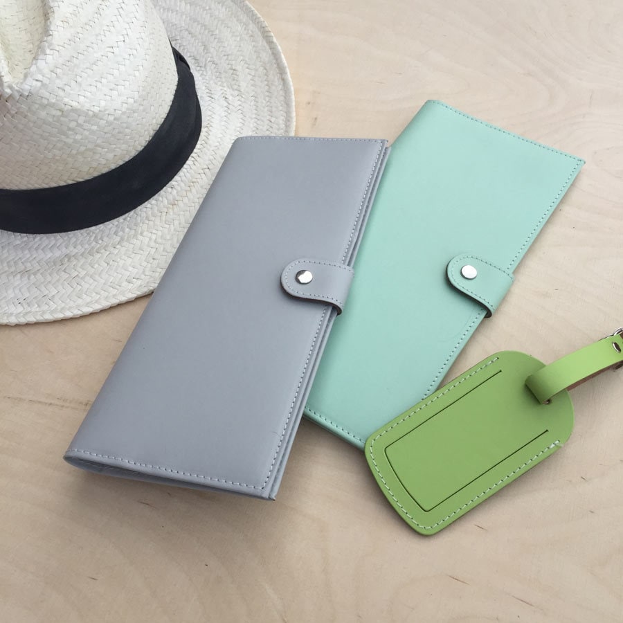 Personalisierter Reisedokumentenhalter Aus Recyceltem Leder Personalisierter Reisedokumentenhalter Aus Recyceltem Leder von UndercoverUK