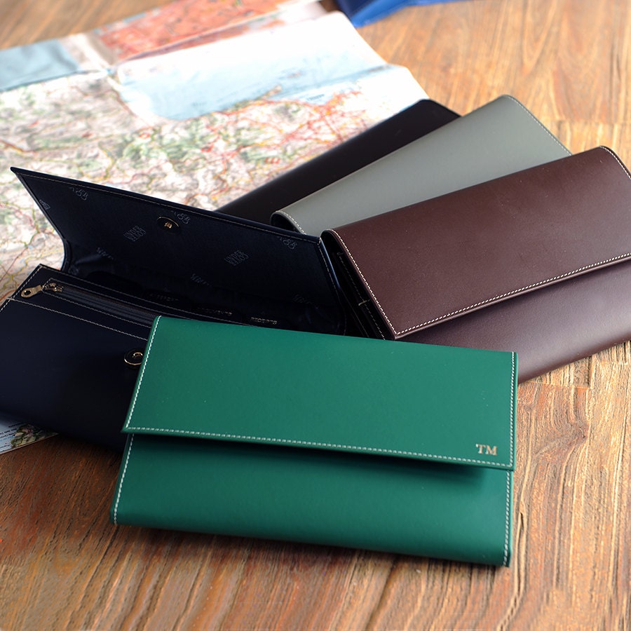 Personalisierter Reisedokumenteveranstalter Aus Recyceltem Leder Personalisierter Reisedokumenteveranstalter Aus Recyceltem Leder von UndercoverUK