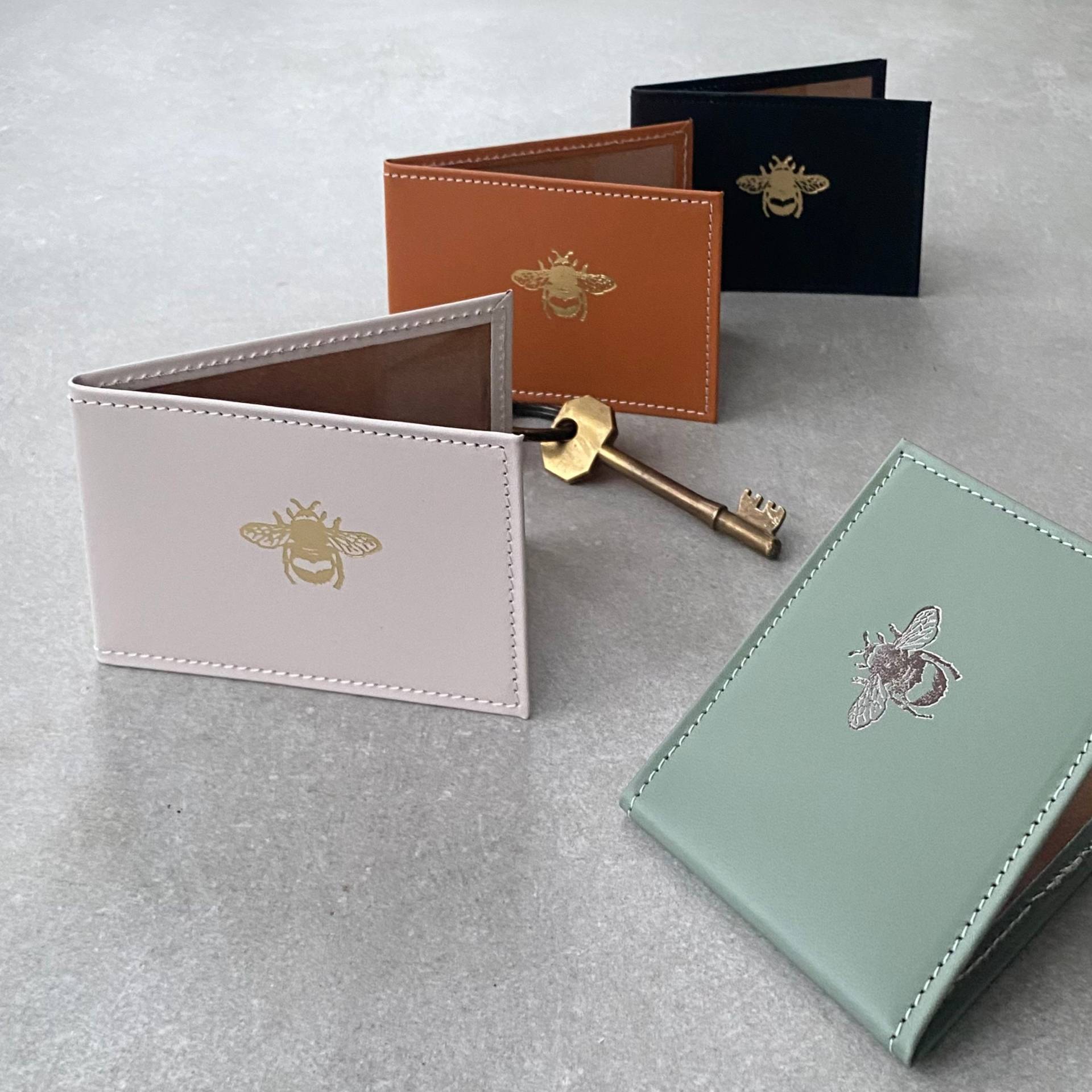 Reisepass-Etui Aus Recycling-Leder Mit Biene - Oder Libellen-Motiv Reisepass-Etui Aus Recycling-Leder Mit Biene - Oder Libellen-Motiv von UndercoverUK