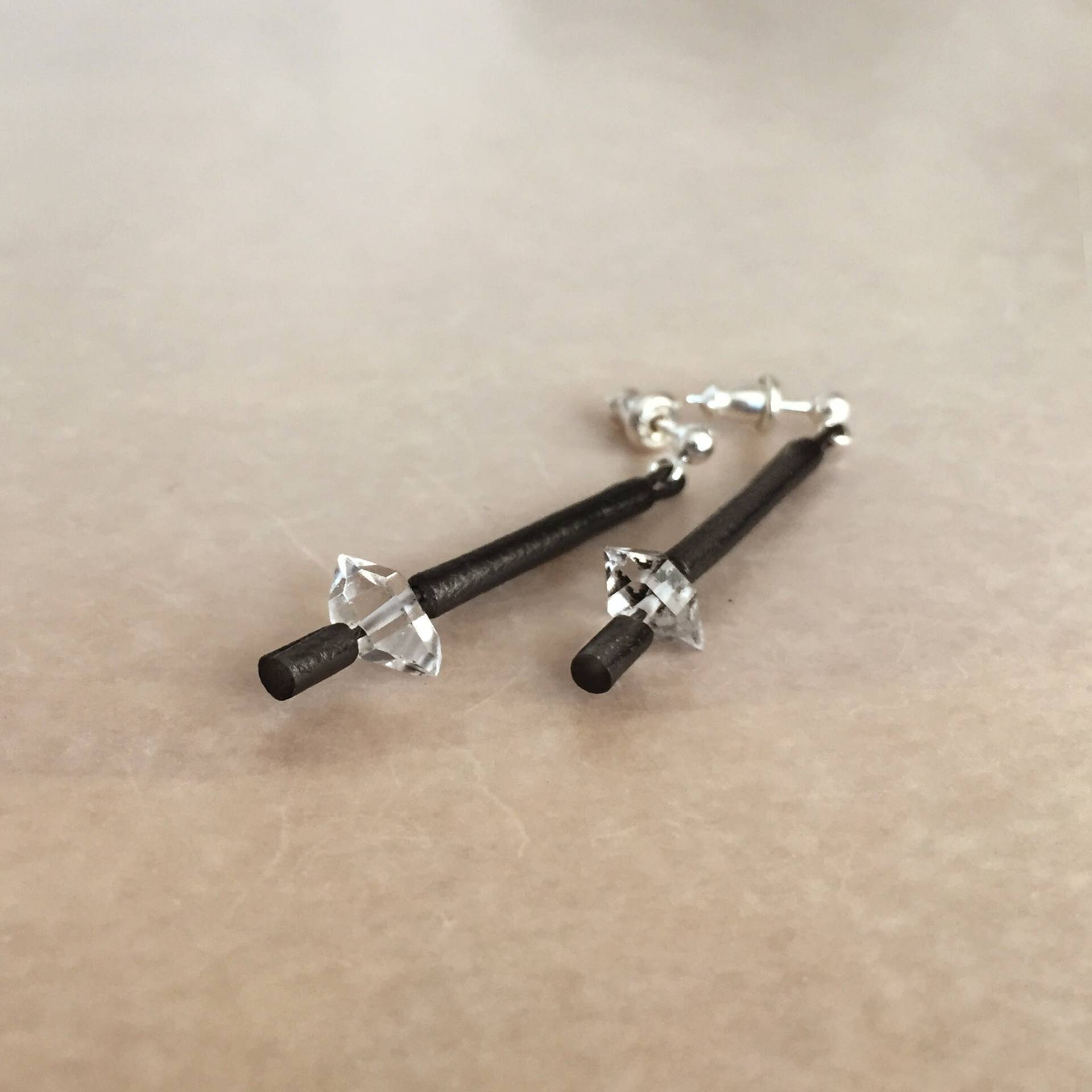 Ny Herkimer Diamant Handgemachte Schwarze Leder Perlen Ohrringe Ny Herkimer Diamant Handgemachte Schwarze Leder Perlen Ohrringe von UndergroundStars