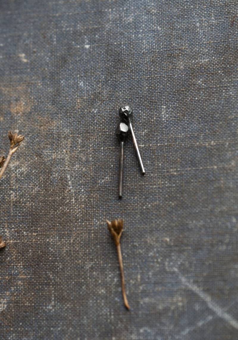 Winzige Edgy Herren Ohrstecker Unisex 2 Mm Pyramiden Ohrstecker, Schwarz Oxidierter Silber Schmuck von UndergrowthStudio