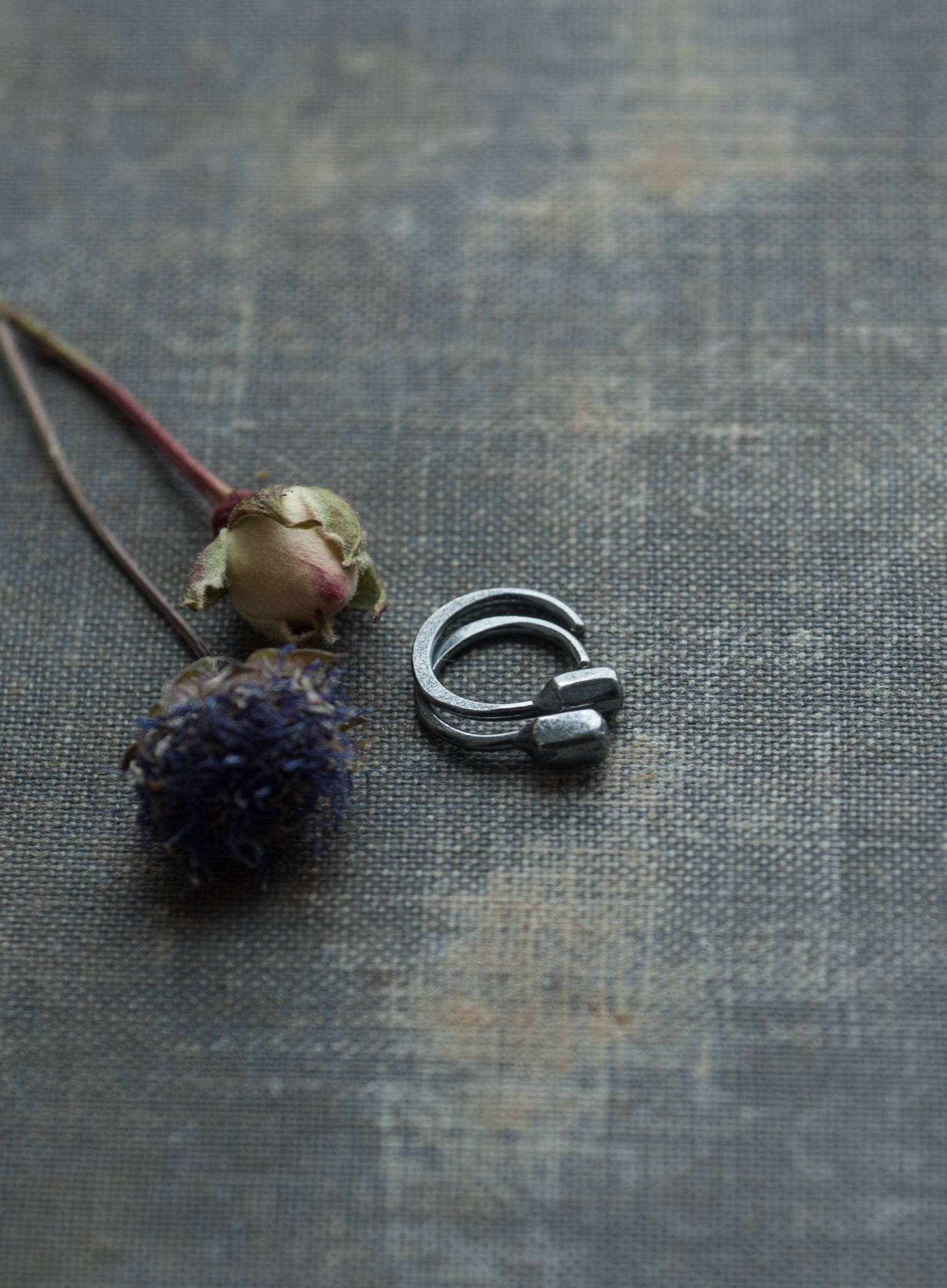 Hug Hoop Ohrringe, Sterling Silber, Knorpel Minimal Schwarze Unisex Schmuck, Abstrakte Ohrringe Hug Hoop Ohrringe, Sterling Silber, Knorpel Minimal Schwarze Unisex Schmuck, Abstrakte Ohrringe von UndergrowthStudio