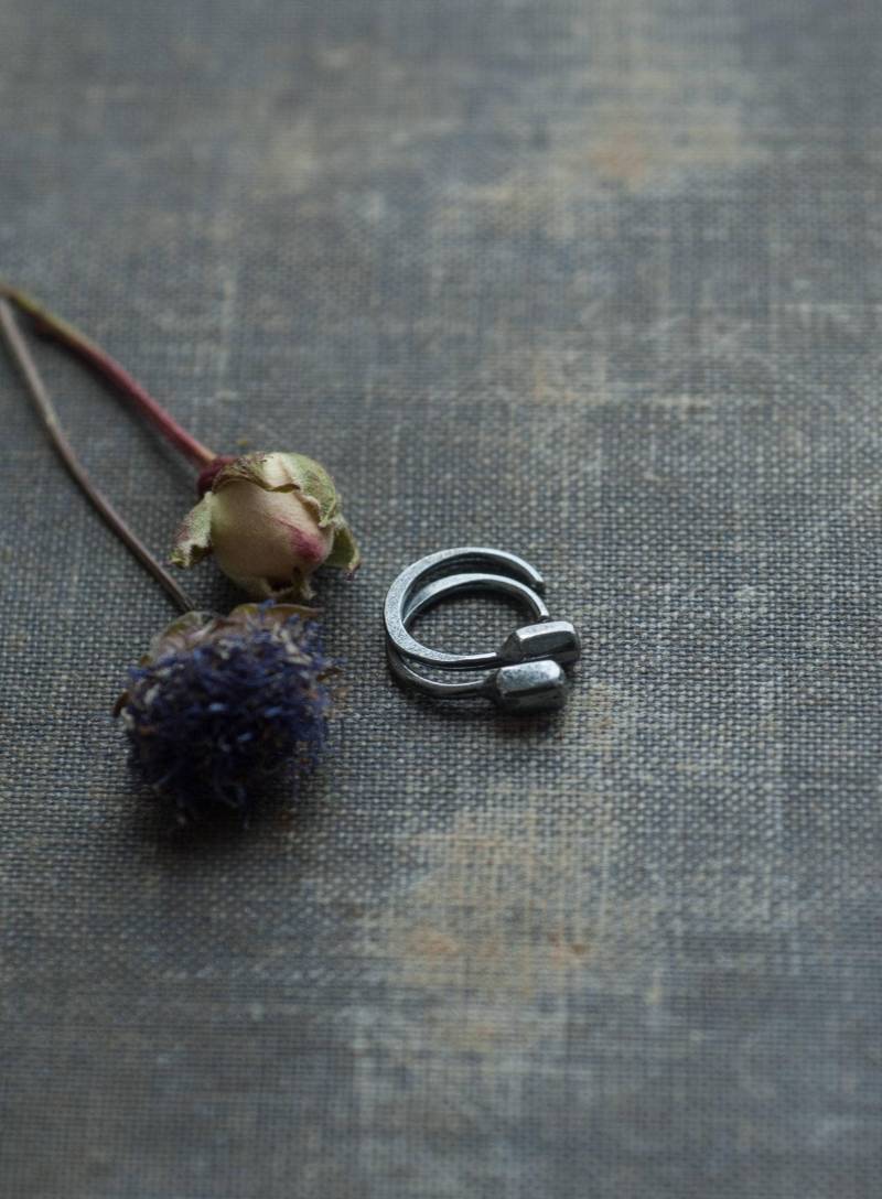 Hug Hoop Ohrringe, Sterling Silber, Knorpel Minimal Schwarze Unisex Schmuck, Abstrakte Ohrringe Hug Hoop Ohrringe, Sterling Silber, Knorpel Minimal Schwarze Unisex Schmuck, Abstrakte Ohrringe von UndergrowthStudio