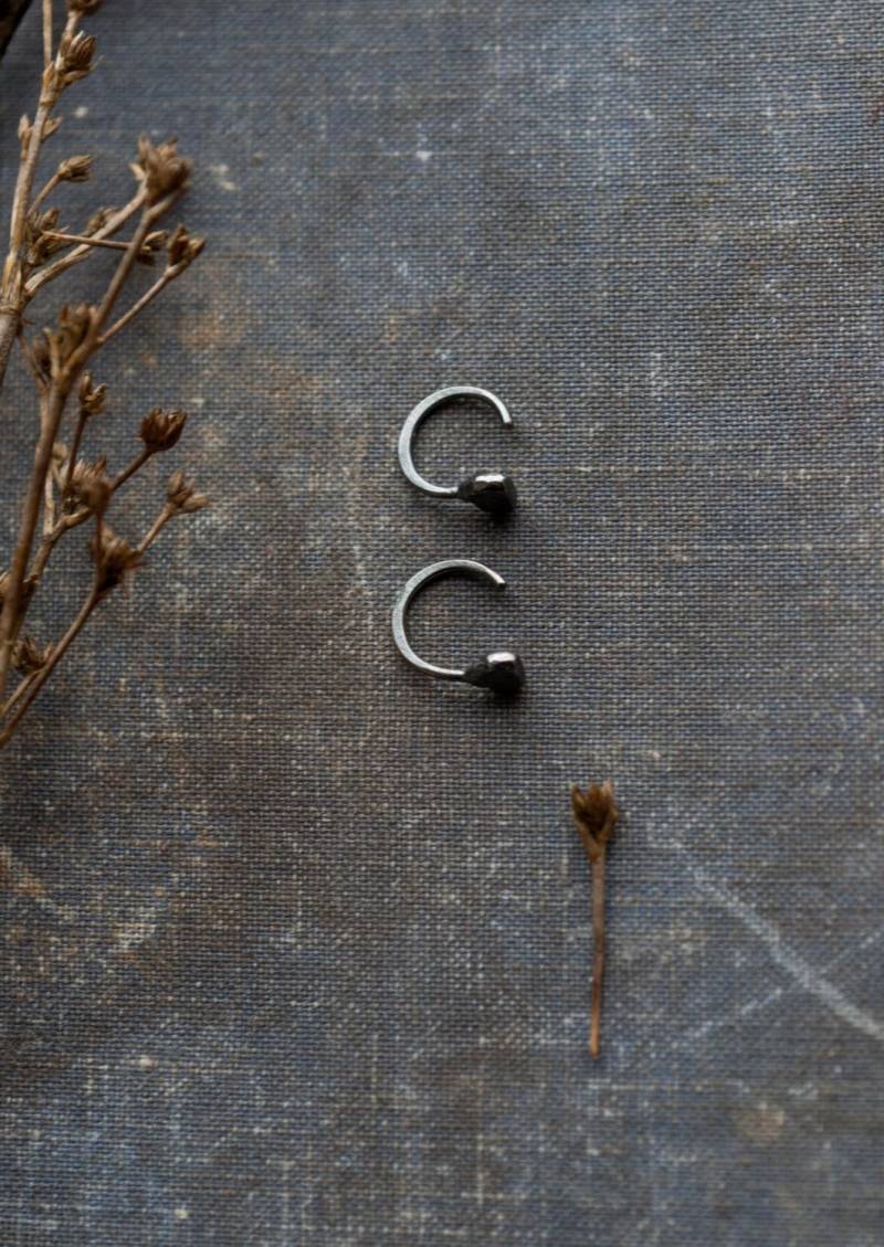 Hugger Ohrringe Silber, Schwarz, Sterling Silber, Oxidiertes Minimalist Ohrhänger, Organisch Texturiert, Kleine Ohrringe, Flach Gefeilter Punkt Hugger Ohrringe Silber, Schwarz, Sterling Silber, Oxidiertes Minimalist Ohrhänger, Organisch Texturiert, Kleine Ohrringe, Flach Gefeilter Punkt von UndergrowthStudio