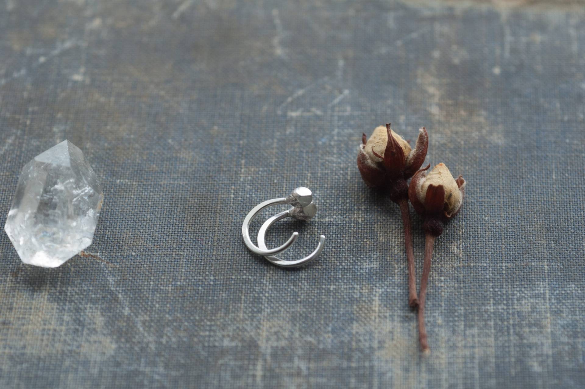 Kleine Feine Hoop Ohrringe, Huggie Hoops, Ohrhänger Aus Sterling Silber Kleine Feine Hoop Ohrringe, Huggie Hoops, Ohrhänger Aus Sterling Silber von UndergrowthStudio
