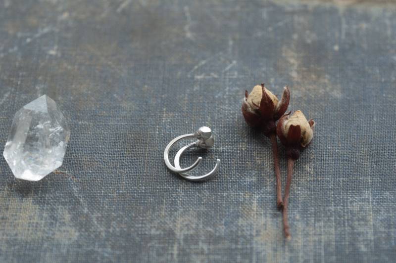 Kleine Feine Hoop Ohrringe, Huggie Hoops, Ohrhänger Aus Sterling Silber Kleine Feine Hoop Ohrringe, Huggie Hoops, Ohrhänger Aus Sterling Silber von UndergrowthStudio