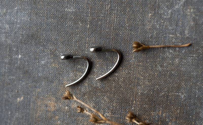 Kleine Ohrringe, Minimal Einfädler 18 Ga Silber Offene Hoop Sterling Silber, Herren Schmuck, Schwarz Silber von UndergrowthStudio