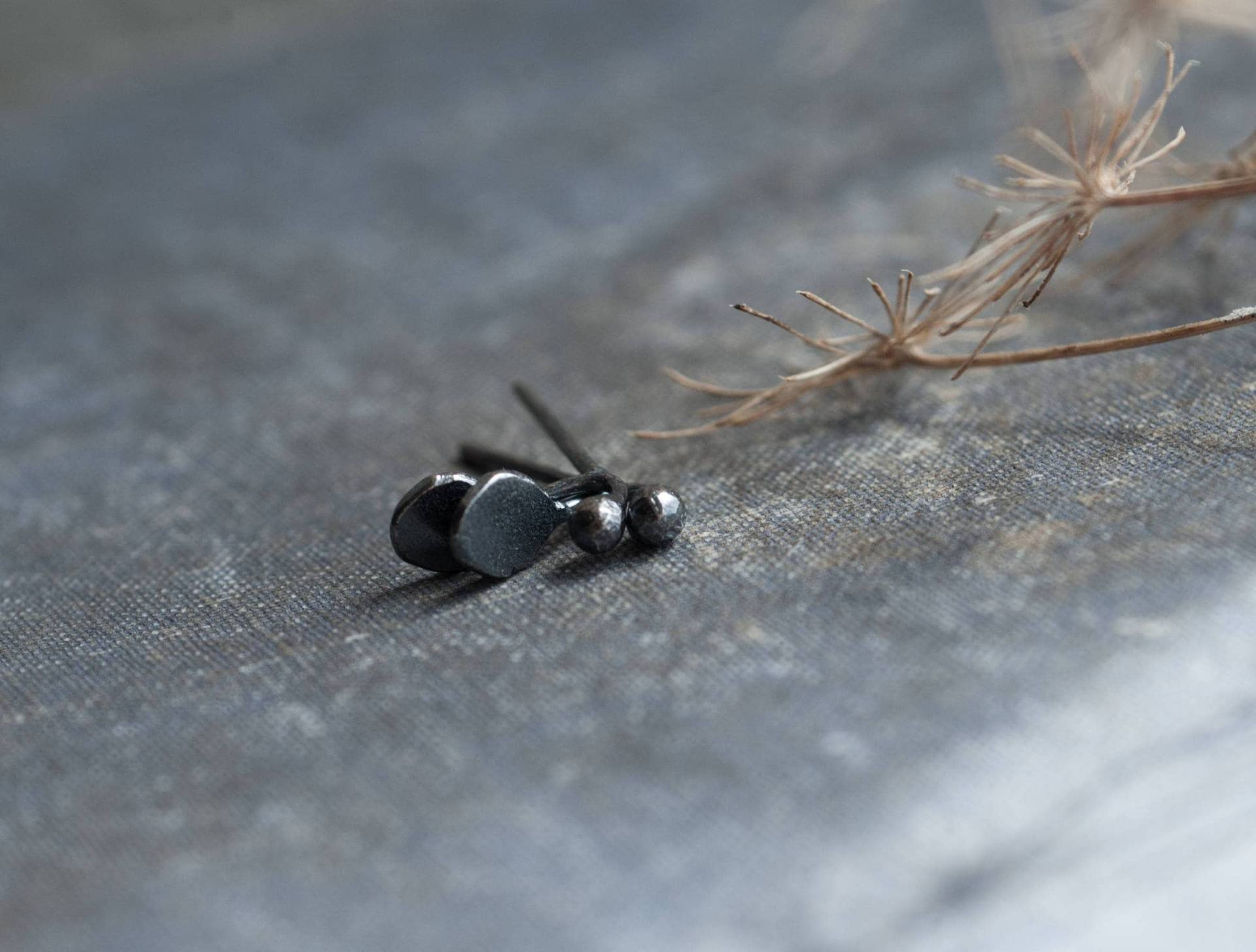 Klitzekleine Ohrstecker Aus Oxidiertem Sterlingsilber Schlicht Für Jeden Tag Einzigartiger Handgemachter Schmuck Von Undergrowth Studio Klitzekleine Ohrstecker Aus Oxidiertem Sterlingsilber Schlicht Für Jeden Tag Einzigartiger Handgemachter Schmuck Von Undergrowth Studio von UndergrowthStudio