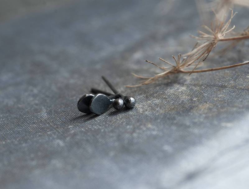 Klitzekleine Ohrstecker Aus Oxidiertem Sterlingsilber Schlicht Für Jeden Tag Einzigartiger Handgemachter Schmuck Von Undergrowth Studio Klitzekleine Ohrstecker Aus Oxidiertem Sterlingsilber Schlicht Für Jeden Tag Einzigartiger Handgemachter Schmuck Von Undergrowth Studio von UndergrowthStudio