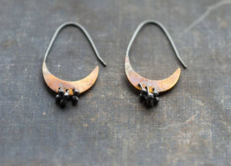 Oxidierte Halbmond-Creolen Aus Messing, Einzigartige Patina, Sterling Silber - Nieten Ungewöhnlicher, Moderner Schmuck von UndergrowthStudio