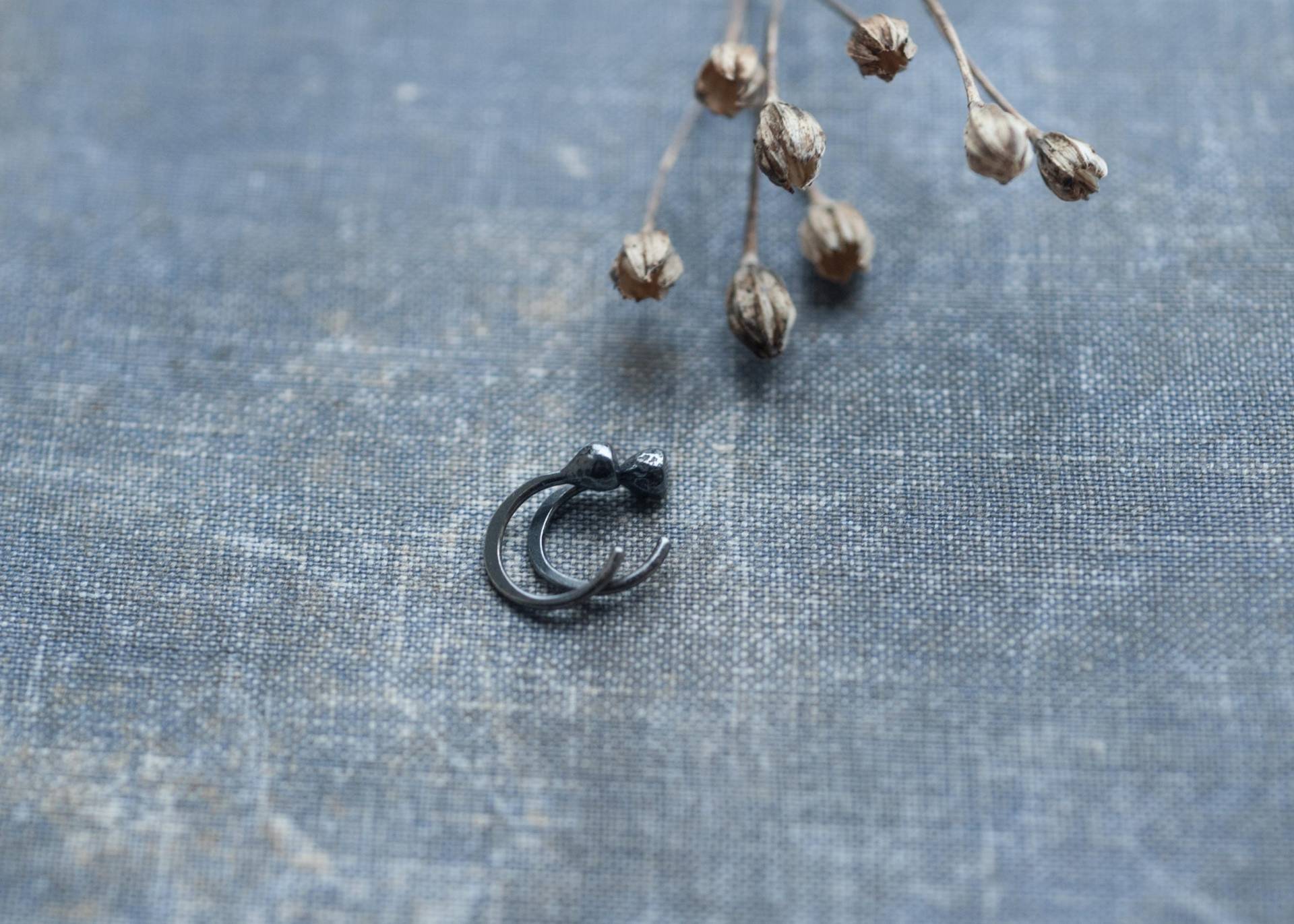 Silber Huggie Creolen, Minimalist Ohrhänger, Minimal Gefilzter Punkt, Oxidierter Schmuck Silber Huggie Creolen, Minimalist Ohrhänger, Minimal Gefilzter Punkt, Oxidierter Schmuck von UndergrowthStudio