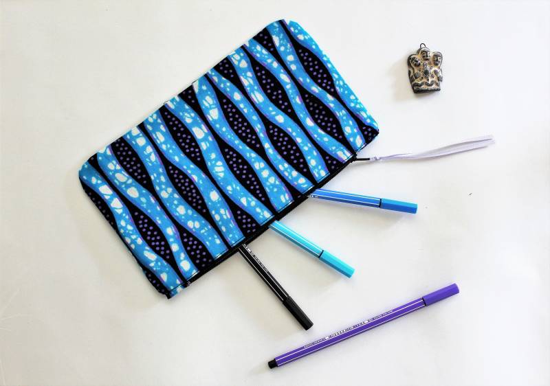 Schminktäschchen, Federmäppchen, Ethno-Tasche, Wax-stoff, Wellenmuster, Blaues Taschenetui, Schulaccessoire, Wax-Federmäppchen von Underthecocotiers