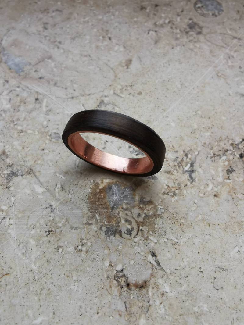 Einzigartiger Bentwood Ring "A Small Path" Durch Dunkle Eiche Mit Kupfer Kombiniert Entsteht Ein Feiner Pfad, Der in Die Zukunft Weist von UndiscoveredArts