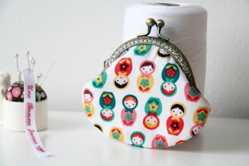 Bunte Matrjoschka-Geldbörse Mit Metallverschluss Auf Beigem Hintergrund // Geschenk Für Sie von UneBonneJournee