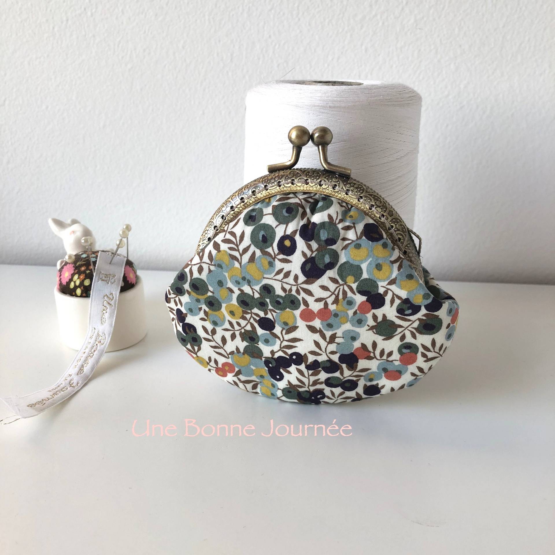 Liberty Of London Wiltshire Olivgrüne Farbe Beere Handgenähte Vintage-Geldbörse Mit Metallrahmen/Geschenk Für Sie Liberty Of London Wiltshire Olivgrüne Farbe Beere Handgenähte Vintage-Geldbörse Mit Metallrahmen/Geschenk Für Sie von UneBonneJournee