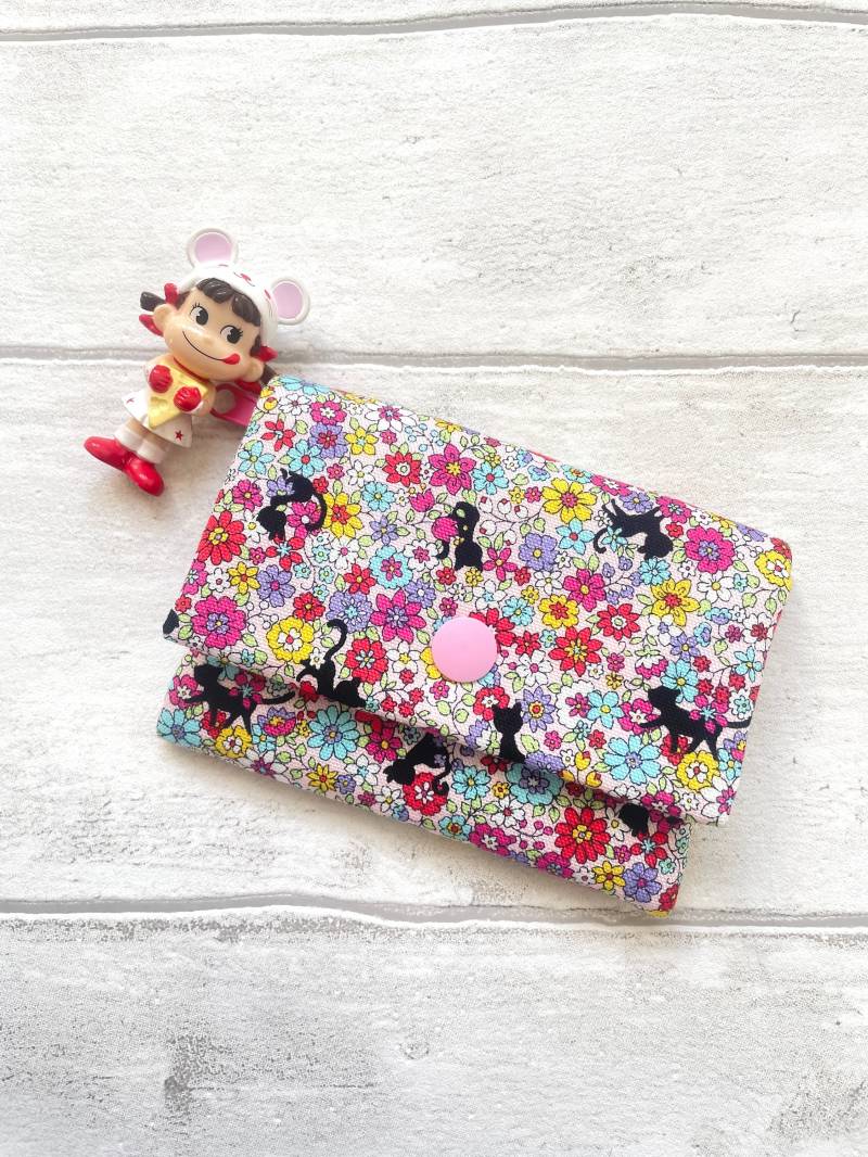 Niedliches Kartenetui Aus Baumwolle Mit Bunten Blumen Und Schwarzen Katzenmuster // Mädchengeldbörse Geschenk Für Mädchen von UneBonneJournee