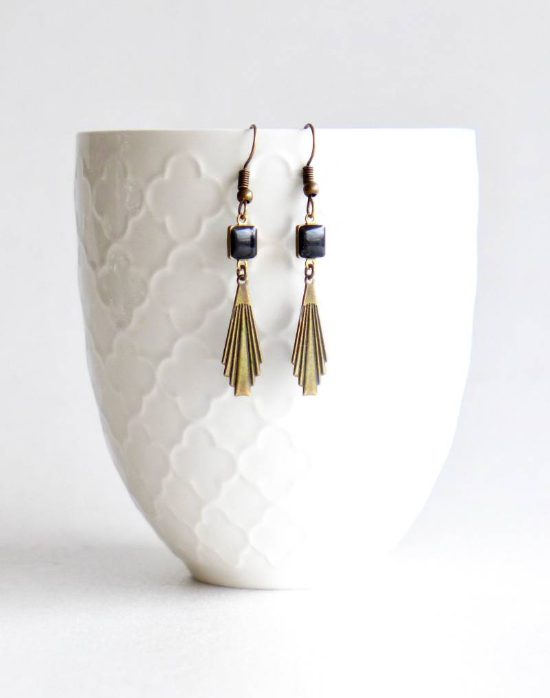 Feine Art Deco Ohrringe Aus Bronze Und Schwarzem Emaille-Pailletten, Kleine Schwarze Mit Fächerdruck, Weihnachtsgeschenk Für Frauen Feine Art Deco Ohrringe Aus Bronze Und Schwarzem Emaille-Pailletten, Kleine Schwarze Mit Fächerdruck, Weihnachtsgeschenk Für Frauen von UneEmbellieParis