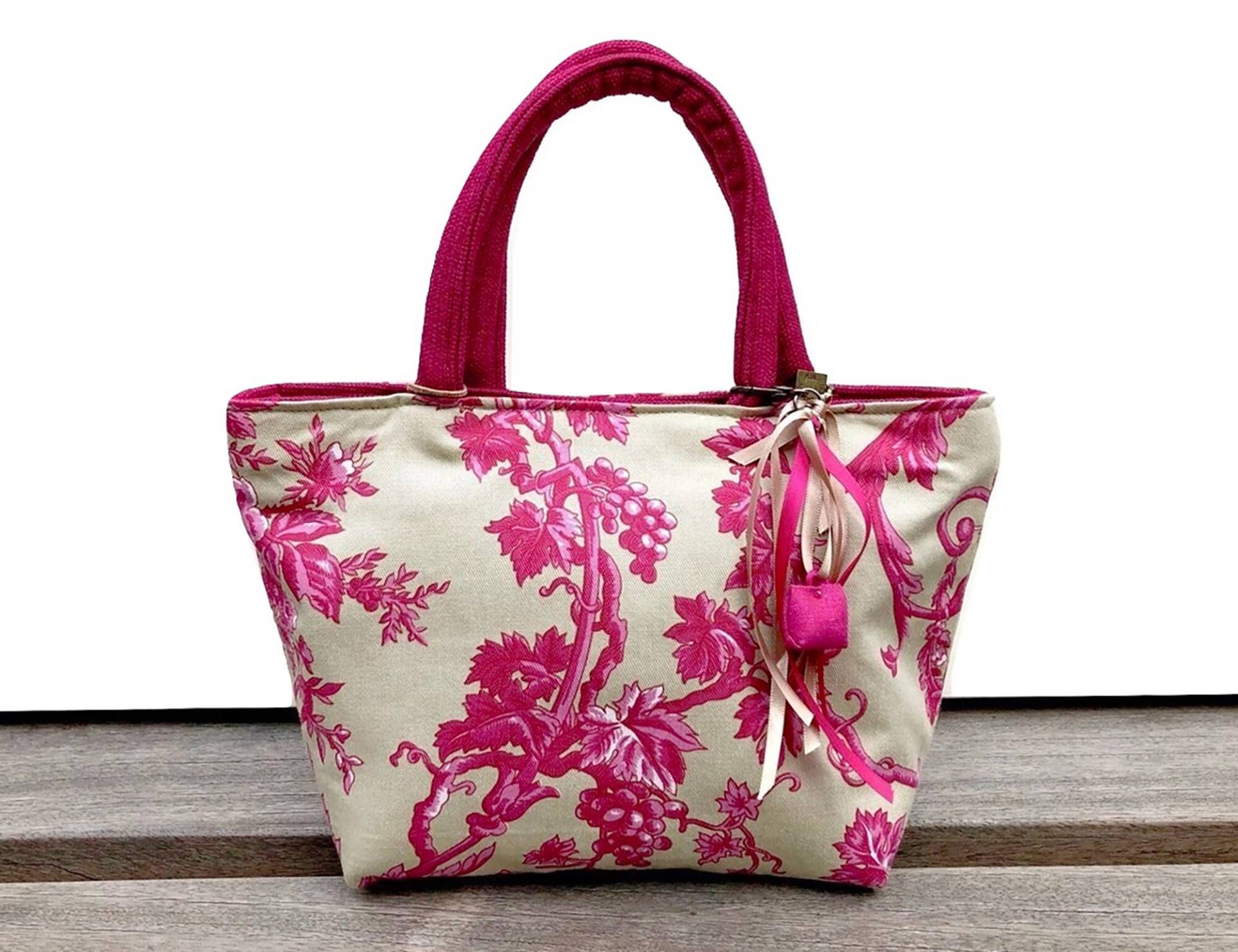 Tasche Mit Der Hand. Tissues Von Ed-Verlagern. Klein, Boussac Unique Stück. Umschaltbare Tasche Mit Der Hand. Tissues Von Ed-Verlagern. Klein, Boussac Unique Stück. Umschaltbare von UnePerleEnPlus