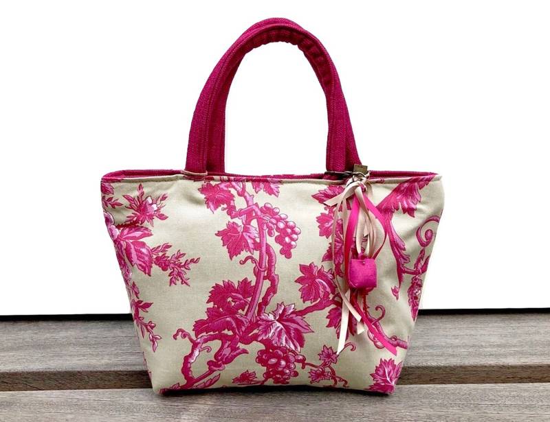 Tasche Mit Der Hand. Tissues Von Ed-Verlagern. Klein, Boussac Unique Stück. Umschaltbare Tasche Mit Der Hand. Tissues Von Ed-Verlagern. Klein, Boussac Unique Stück. Umschaltbare von UnePerleEnPlus