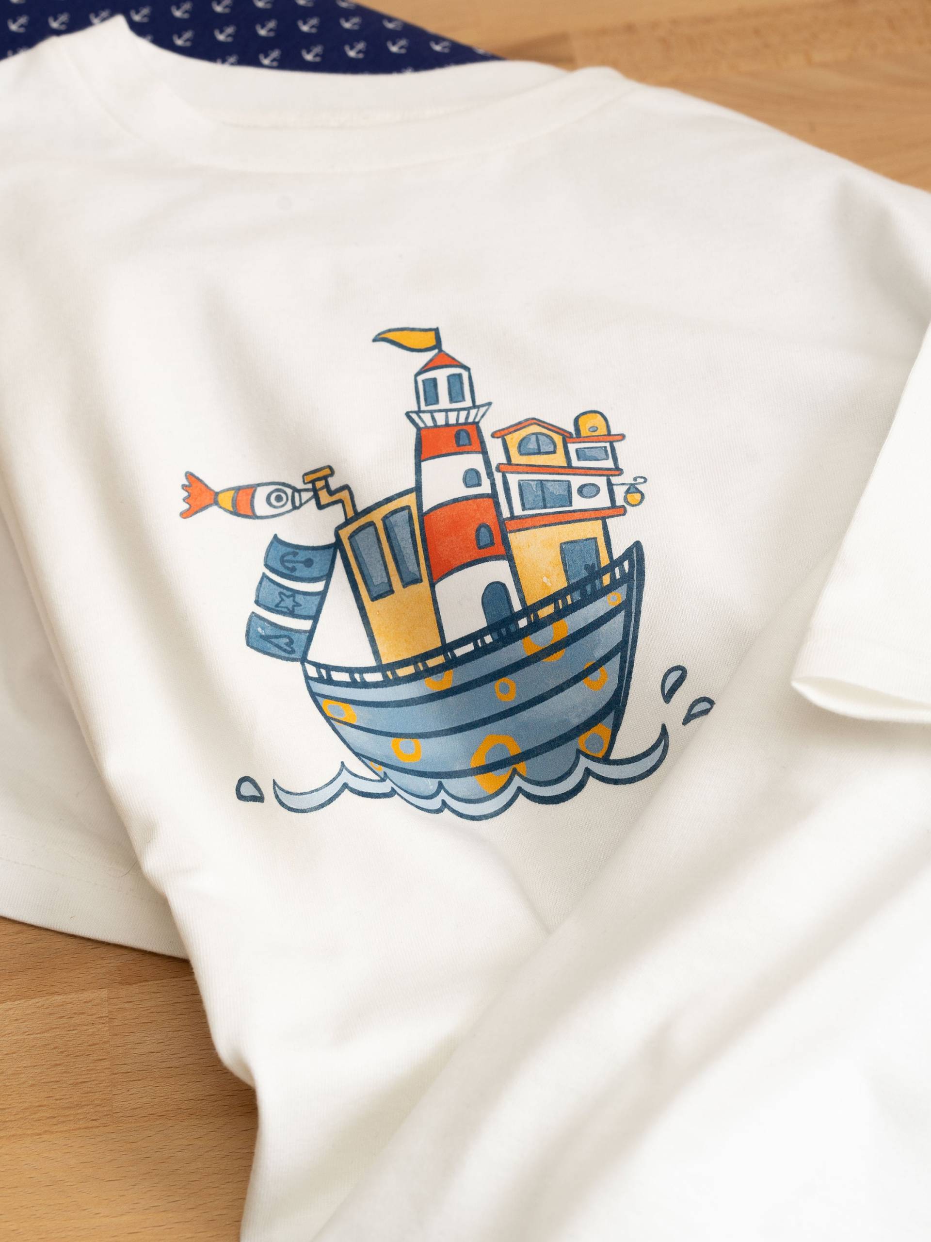 Bügelbild "Schiff Mit Leuchtturm" Bügelbild "Schiff Mit Leuchtturm" von UnePetiteCoccinelle