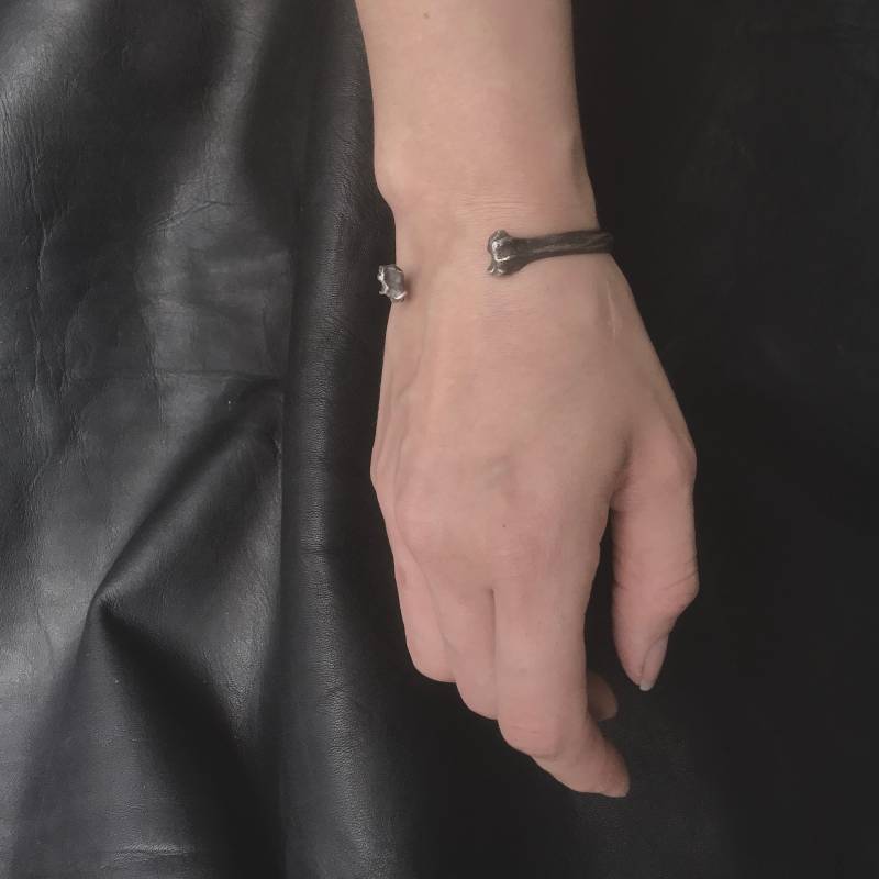 Silber Katze Knochen Armreif - Memento Mori Schmuck Vertrauter Katzen Liebhaber Geschenk Dame Goth Armband Unisex Silber Katze Knochen Armreif - Memento Mori Schmuck Vertrauter Katzen Liebhaber Geschenk Dame Goth Armband Unisex von UnevenCreations