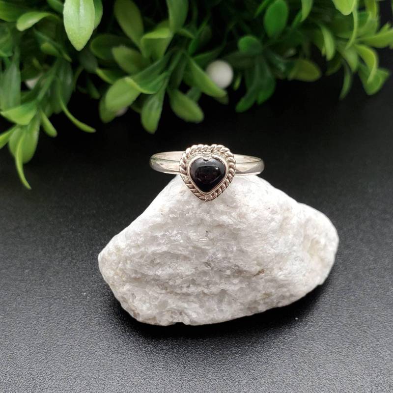 R-10381 | Kleiner Herz Onyx Ring Sterling Silber Twist-Draht Schwarz Heilstein Schwarzer Schiff Aus Usa von UnforgetSilver