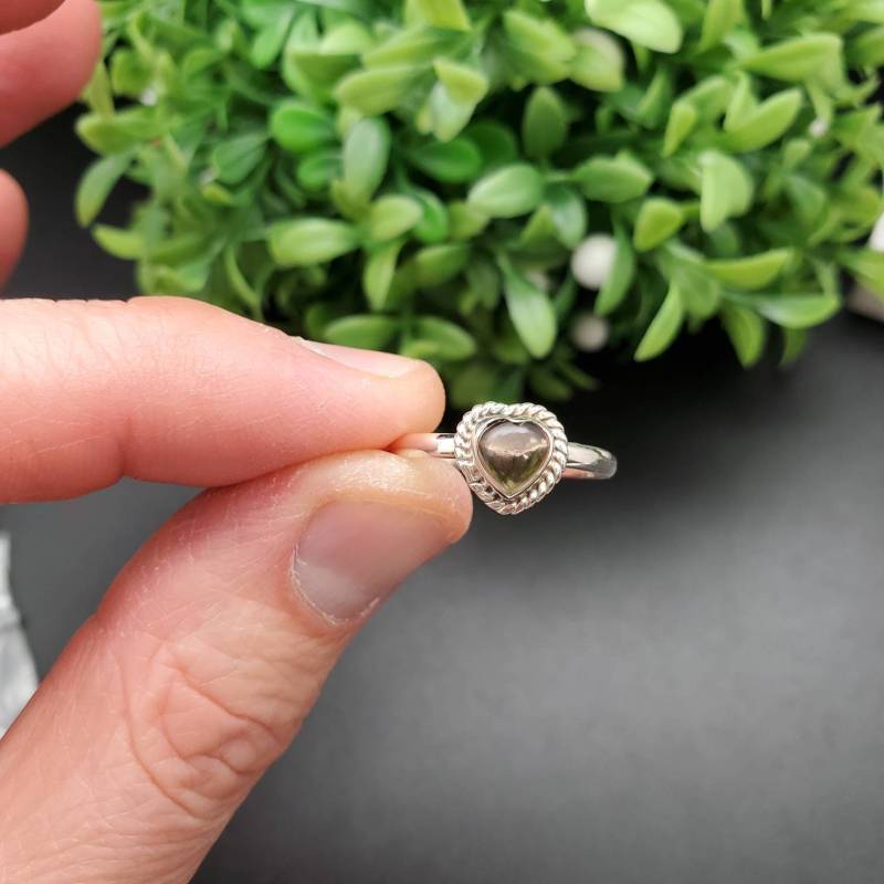 R-10381 | Kleiner Herz Rauchquarz Ring Sterling Silber Twist Draht Kleine Quarz Herzform Schiff Aus Usa von UnforgetSilver