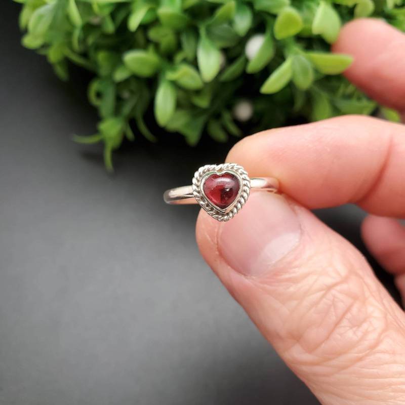 R-10381 | Zierliche Kleine Herzform Roter Granat Ring Sterling Silber Twist Draht Kleiner Herz-Ring Mit Rotem Stein Schiff Aus Usa von UnforgetSilver