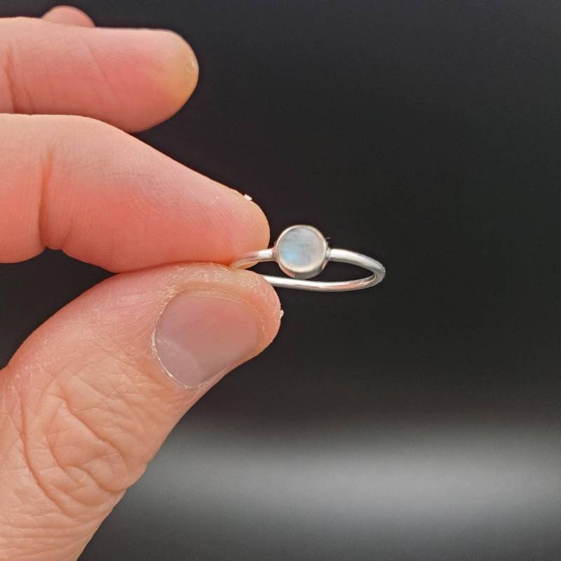 Zierlicher Ring | Sterling Silber Regenbogen Mondstein Edelstein Damen Boho Kleiner R-10369 von UnforgetSilver