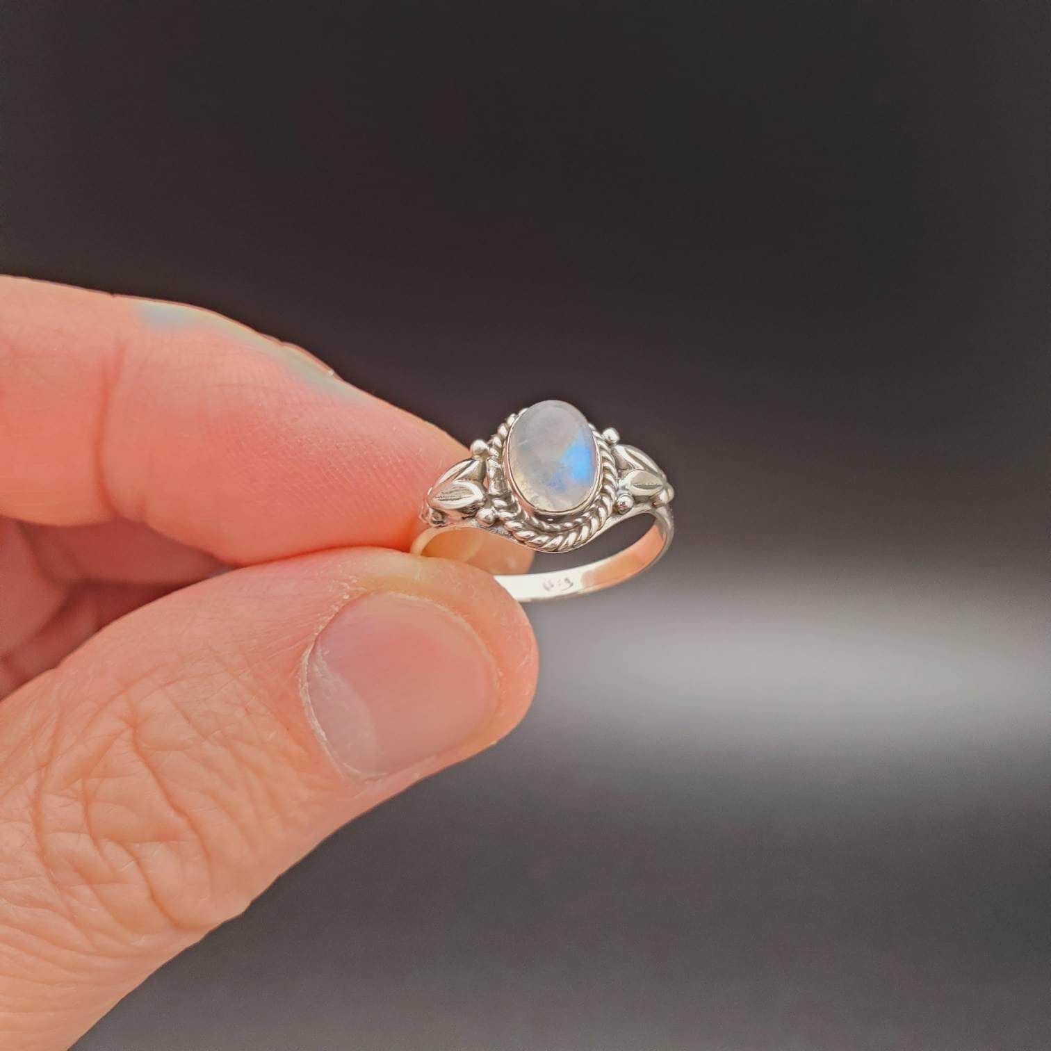 Zierlicher Ring | Sterling Silber Regenbogen Mondstein Edelstein Damen Boho Kleiner R-10370 von UnforgetSilver