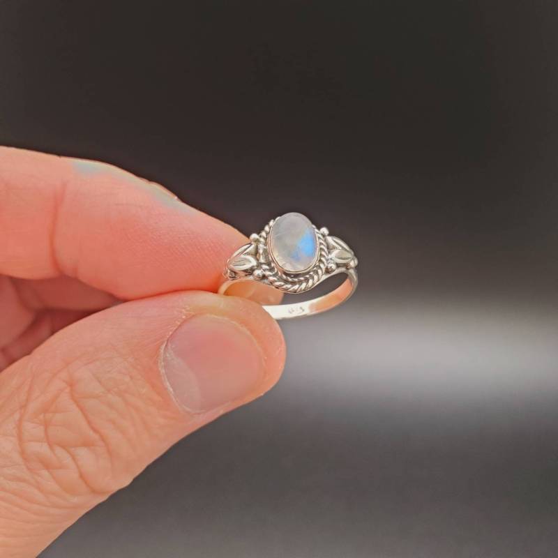 Zierlicher Ring | Sterling Silber Regenbogen Mondstein Edelstein Damen Boho Kleiner R-10370 von UnforgetSilver