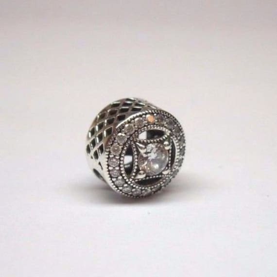Authentisch Pandora Silber Vintage Allure Charm # 791970 Pre-Loved Zustand Authentisch Pandora Silber Vintage Allure Charm # 791970 Pre-Loved Zustand von Unforgetablecharms