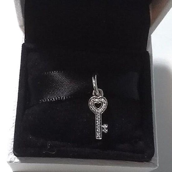 Authentisch Pandora Symbol Of Trust #791353Cz Charm Pre Geliebter Zustand Authentisch Pandora Symbol Of Trust #791353Cz Charm Pre Geliebter Zustand von Unforgetablecharms