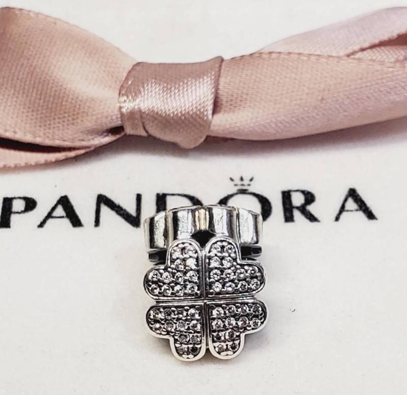 Pandora Blütenblätter Der Liebe Pave Clip Sterling Silber Charm Pandora Blütenblätter Der Liebe Pave Clip Sterling Silber Charm von Unforgetablecharms