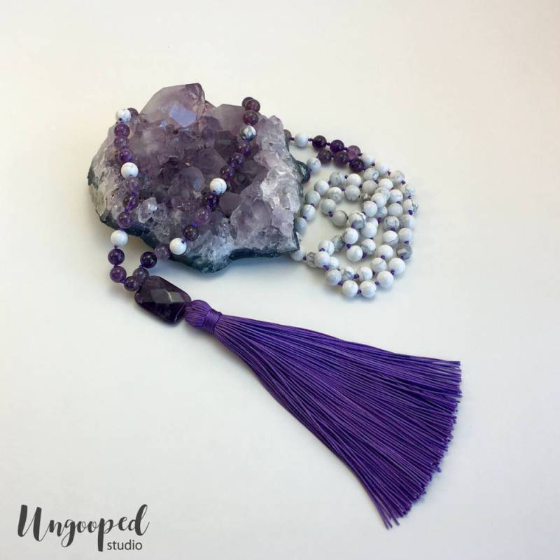 Krönende Herrlichkeit Amethyst Und Weiß Howlith Handgeknüpften 108 Perlen Mala Quaste Halskette, Yoga Meditation von UngoopedStudio