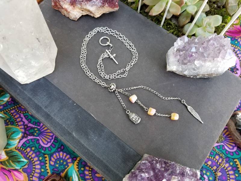 Buddha Feder Halskette - Pink Lange Kristallstein Buddha Feder Halskette - Pink Lange Kristallstein von UniColey