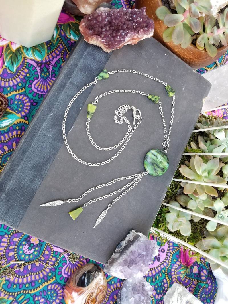 Grüne Jaspis Halskette - Lange Federkette Grüne Jaspis Halskette - Lange Federkette von UniColey