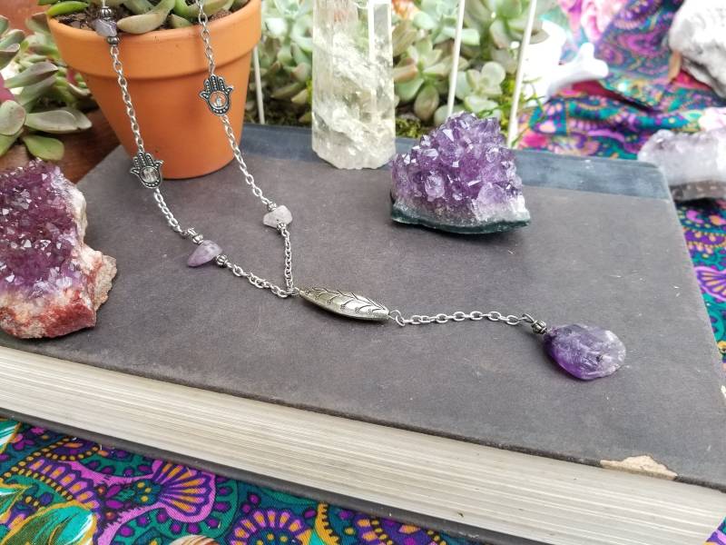 Halskette Aus Amethyst Und Hamsa Hand - Lange Kette Silber Halskette Aus Amethyst Und Hamsa Hand - Lange Kette Silber von UniColey