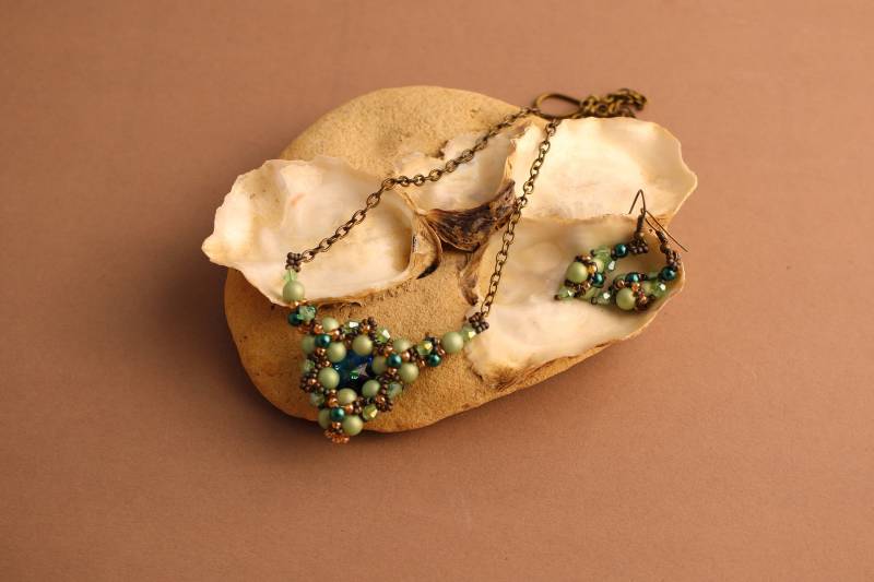 Bronzefarbene Kette Mit Swarovski Rivoli in Jade/Emerald Glacier Blue Als Fokusstein Und Passenden Ohrringen Im Set Bronzefarbene Kette Mit Swarovski Rivoli in Jade/Emerald Glacier Blue Als Fokusstein Und Passenden Ohrringen Im Set von UniKaddi