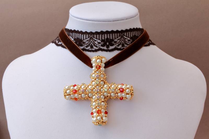 Rokoko Barock Samthalsband Mit Dreidimensionalem Perlenkreuz in Creme Und Gold Swarovskikristallen Rokoko Barock Samthalsband Mit Dreidimensionalem Perlenkreuz in Creme Und Gold Swarovskikristallen von UniKaddi
