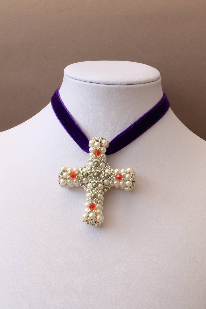 Rokoko Barock Samthalsband Mit Dreidimensionalem Perlenkreuz in Creme Und Silber Swarovskikristallen Rokoko Barock Samthalsband Mit Dreidimensionalem Perlenkreuz in Creme Und Silber Swarovskikristallen von UniKaddi