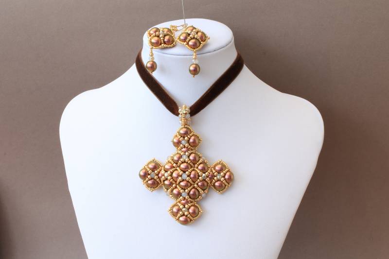 Rokoko Barock Samthalsband Mit Riesigem Kreuzanhänger Und Passenden Ohrringen in Der Farbe Jet Bordeaux Rokoko Barock Samthalsband Mit Riesigem Kreuzanhänger Und Passenden Ohrringen in Der Farbe Jet Bordeaux von UniKaddi