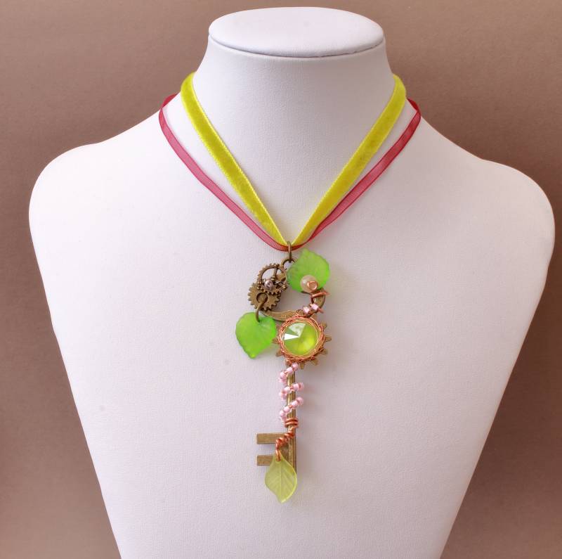 steampunk Halsband Mit Verziertem Schlüssel Und Swarovskielement in Limonengrün von UniKaddi