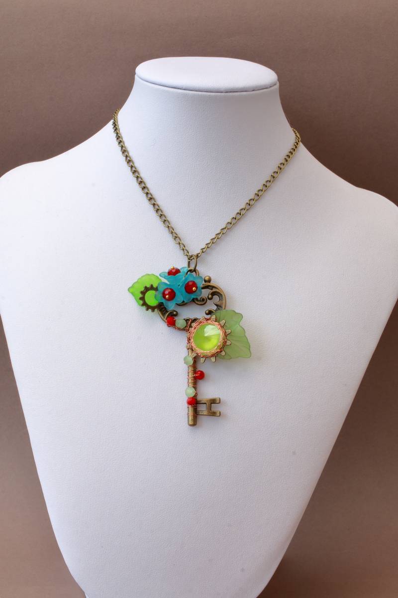 steampunk Kette Mit Verziertem Schlüssel Und Swarovskielement in Limonengrün von UniKaddi