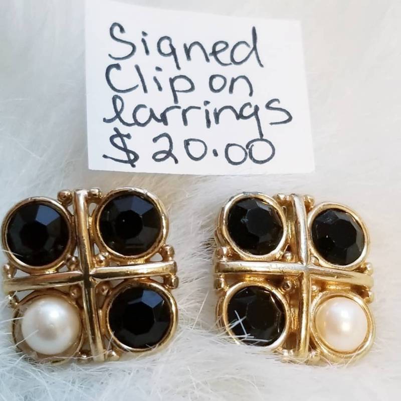 Signierte Monet Vintage Ohrclips, Schwarz Und Goldfarben Signierte Monet Vintage Ohrclips, Schwarz Und Goldfarben von UnicoleImpressions